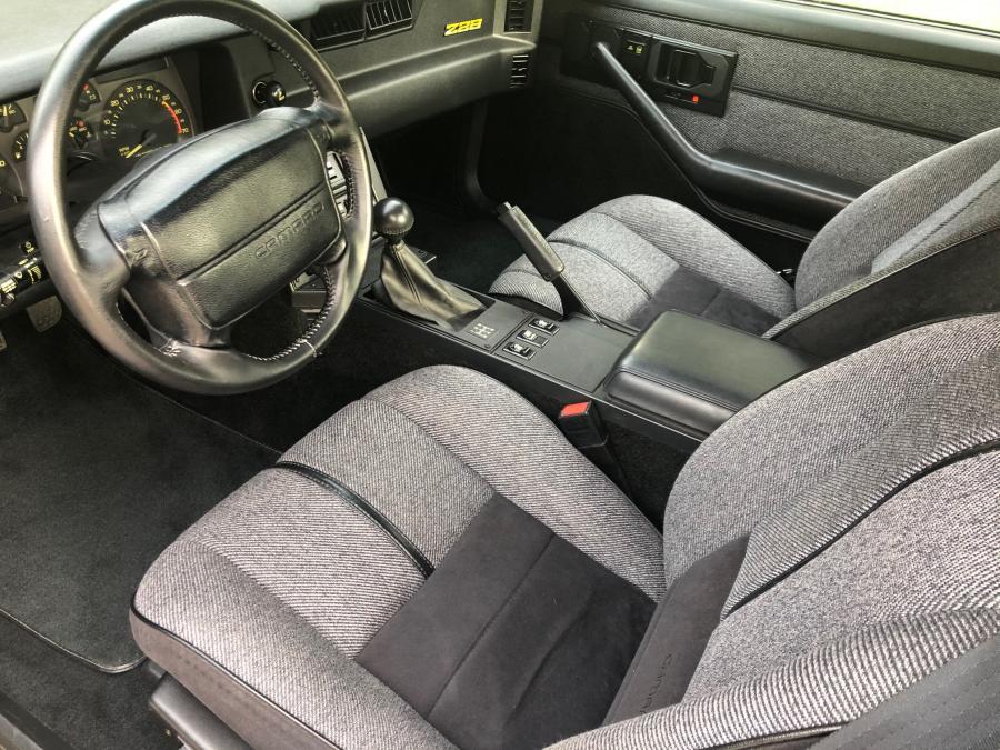 Интерьер Chevrolet Camaro Z28 IROC-Z (1FP87) 1991 года  (фото 34 из 46)